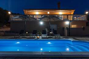 Villa Akulica With Heated Outdoor Pool and Seaview