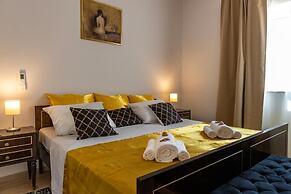 Villa Akulica With Heated Outdoor Pool and Seaview