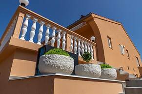 Villa Akulica With Heated Outdoor Pool and Seaview