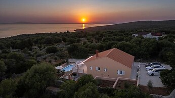 Villa Akulica With Heated Outdoor Pool and Seaview