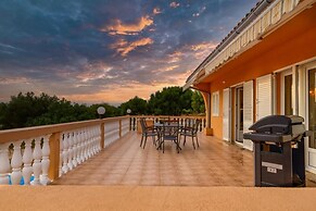 Villa Akulica With Heated Outdoor Pool and Seaview