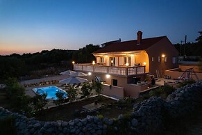 Villa Akulica With Heated Outdoor Pool and Seaview