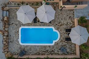 Villa Akulica With Heated Outdoor Pool and Seaview