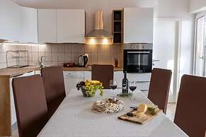 Villa Akulica With Heated Outdoor Pool and Seaview