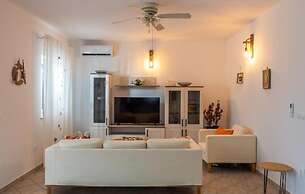 Villa Akulica With Heated Outdoor Pool and Seaview