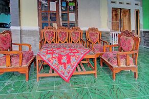 SPOT ON 92882 Penginapan 3 Bersaudara Near Pasar Sengkol