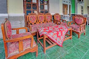 SPOT ON 92882 Penginapan 3 Bersaudara Near Pasar Sengkol