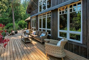 Maple Hill Lodge 3 Bedroom Home by RedAwning