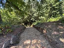 Maple Hill Lodge 3 Bedroom Home by RedAwning