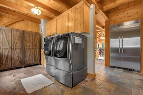 Maple Hill Lodge 3 Bedroom Home by RedAwning