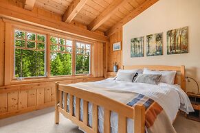 Maple Hill Lodge 3 Bedroom Home by RedAwning