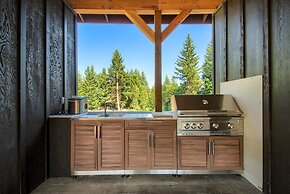 Maple Hill Lodge 3 Bedroom Home by RedAwning