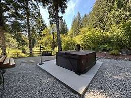 Maple Hill Lodge 3 Bedroom Home by RedAwning