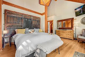 Maple Hill Lodge 3 Bedroom Home by RedAwning