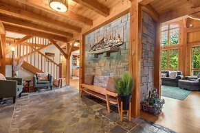 Maple Hill Lodge 3 Bedroom Home by RedAwning