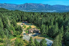 Maple Hill Lodge 3 Bedroom Home by RedAwning