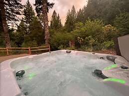 Maple Hill Lodge 3 Bedroom Home by RedAwning