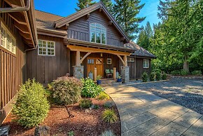 Maple Hill Lodge 3 Bedroom Home by RedAwning