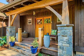 Maple Hill Lodge 3 Bedroom Home by RedAwning