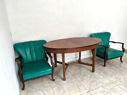 OYO LIFE 92844 Penginapan Cibodas