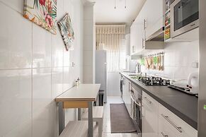 Madrid center room just 3 metro stops