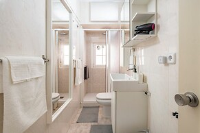 Madrid center room just 3 metro stops