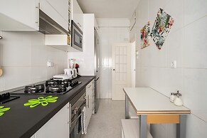 Madrid center room just 3 metro stops