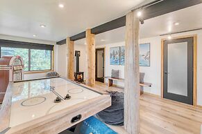 Lake View, Firepit, Game Room Remodeled Lake Tahoe Luxury Cabin by Ava