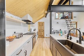 Lake View, Firepit, Game Room Remodeled Lake Tahoe Luxury Cabin by Ava