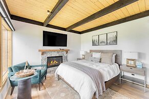 Lake View, Firepit, Game Room Remodeled Lake Tahoe Luxury Cabin by Ava