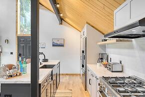 Lake View, Firepit, Game Room Remodeled Lake Tahoe Luxury Cabin by Ava