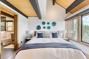 Lake View, Firepit, Game Room Remodeled Lake Tahoe Luxury Cabin by Ava