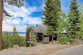 Lake View, Firepit, Game Room Remodeled Lake Tahoe Luxury Cabin by Ava