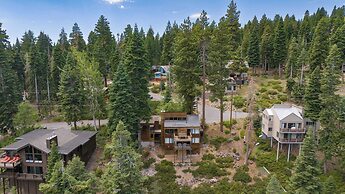 Lake View, Firepit, Game Room Remodeled Lake Tahoe Luxury Cabin by Ava