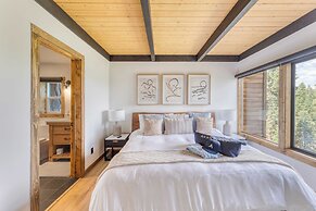 Lake View, Firepit, Game Room Remodeled Lake Tahoe Luxury Cabin by Ava