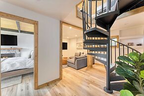 Lake View, Firepit, Game Room Remodeled Lake Tahoe Luxury Cabin by Ava