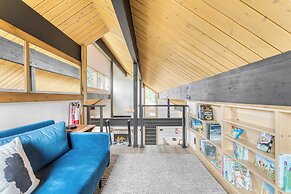 Lake View, Firepit, Game Room Remodeled Lake Tahoe Luxury Cabin by Ava