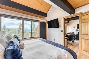 Lake View, Firepit, Game Room Remodeled Lake Tahoe Luxury Cabin by Ava