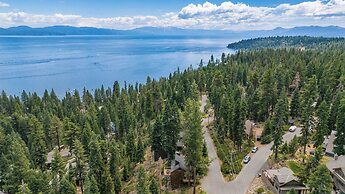 Lake View, Firepit, Game Room Remodeled Lake Tahoe Luxury Cabin by Ava