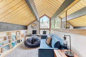 Lake View, Firepit, Game Room Remodeled Lake Tahoe Luxury Cabin by Ava