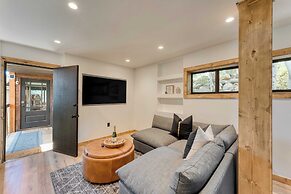 Lake View, Firepit, Game Room Remodeled Lake Tahoe Luxury Cabin by Ava