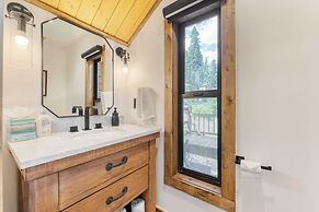 Lake View, Firepit, Game Room Remodeled Lake Tahoe Luxury Cabin by Ava