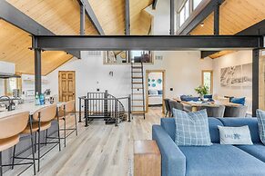 Lake View, Firepit, Game Room Remodeled Lake Tahoe Luxury Cabin by Ava