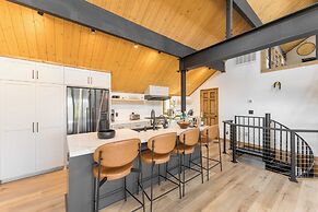 Lake View, Firepit, Game Room Remodeled Lake Tahoe Luxury Cabin by Ava