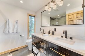 Lake View, Firepit, Game Room Remodeled Lake Tahoe Luxury Cabin by Ava