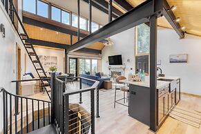 Lake View, Firepit, Game Room Remodeled Lake Tahoe Luxury Cabin by Ava