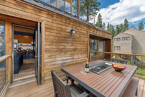 Lake View, Firepit, Game Room Remodeled Lake Tahoe Luxury Cabin by Ava