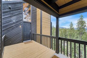 Lake View, Firepit, Game Room Remodeled Lake Tahoe Luxury Cabin by Ava
