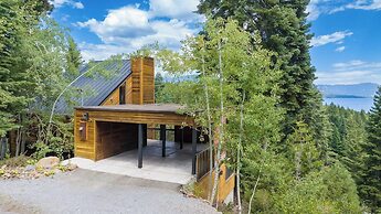 Lake View, Firepit, Game Room Remodeled Lake Tahoe Luxury Cabin by Ava