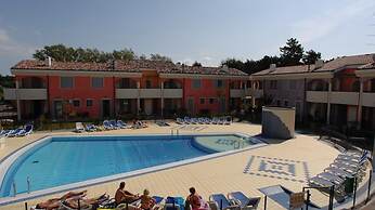 Holiday Village Escape With Garden and Fireplace